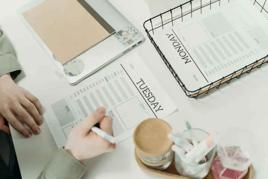 Profesional menyusun jadwal kerja mingguan di meja kantor