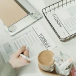 Profesional menyusun jadwal kerja mingguan di meja kantor